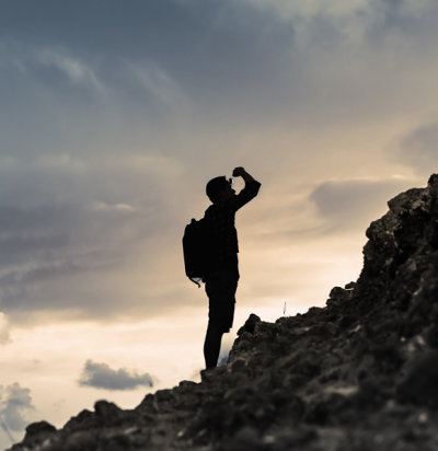 man climb mountain L1S