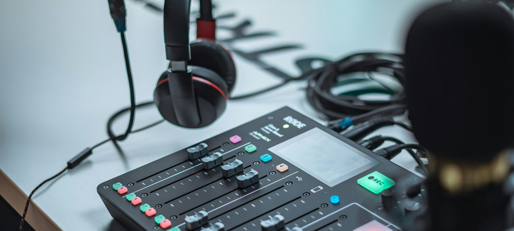 headphones microphone podcast