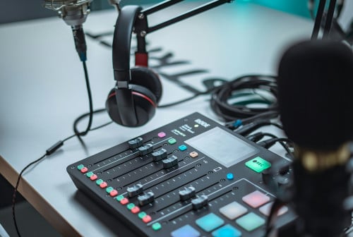headphones microphone podcast