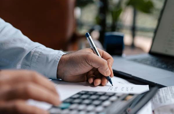 closing-a-deal-with-client