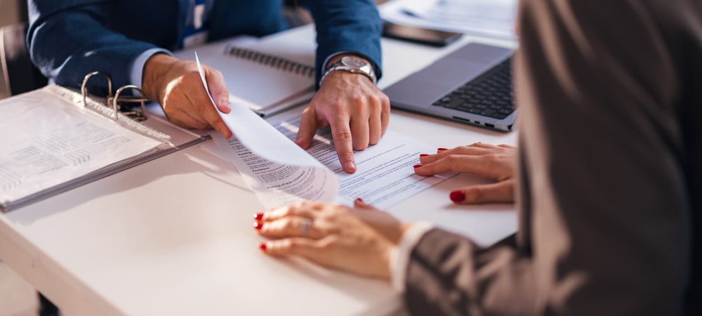 closing-a-deal-with-client