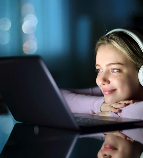 woman laptop headphones L2M