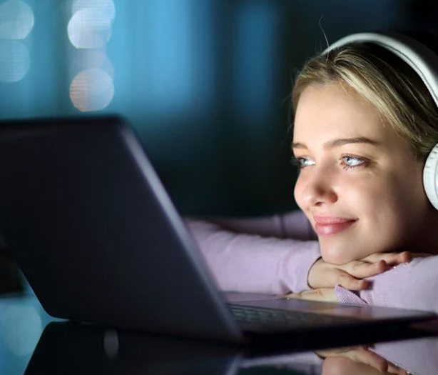 woman laptop headphones L2M