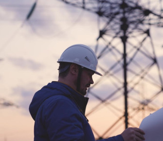 electrician on background high towers power FocusFillMaxWyItMC4xOCIsIjAuMTMiLDcwMCw2Mjhd
